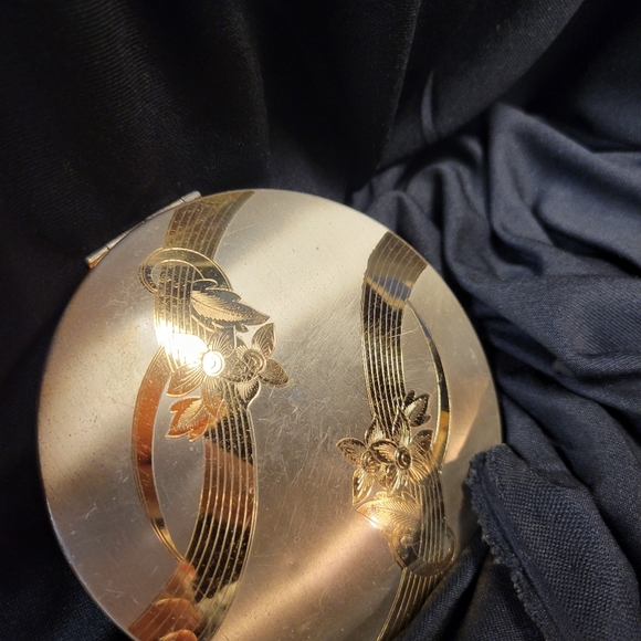 1940s Sterling Silver Compact - Picture 2 of 6